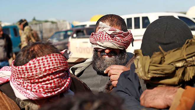 مقاتلون من تنظيم الدولة الإسلامية (داعش) فروا من قرية باغوز السورية على خط المواجهة